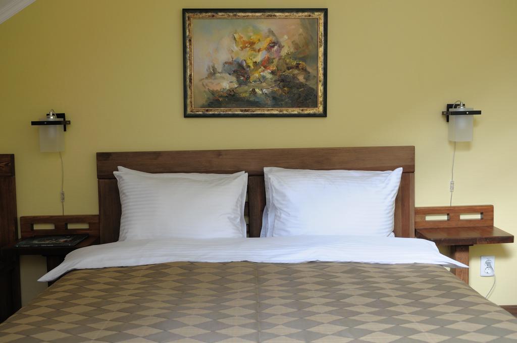 Melrose Hotel Ровно Экстерьер фото