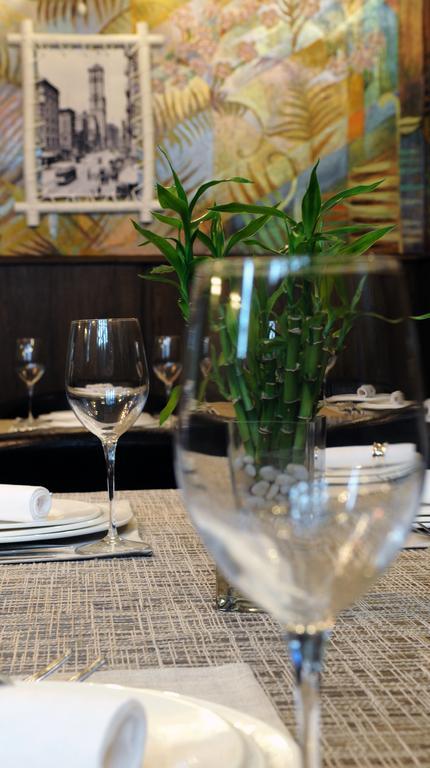 Melrose Hotel Ровно Экстерьер фото