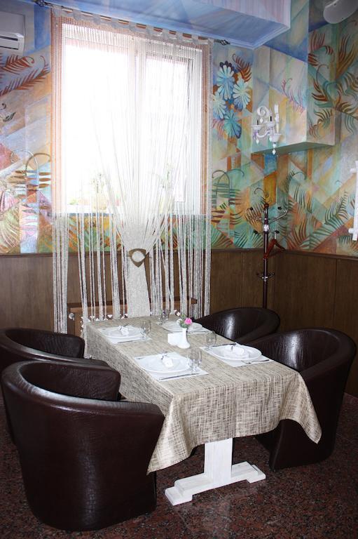 Melrose Hotel Ровно Экстерьер фото
