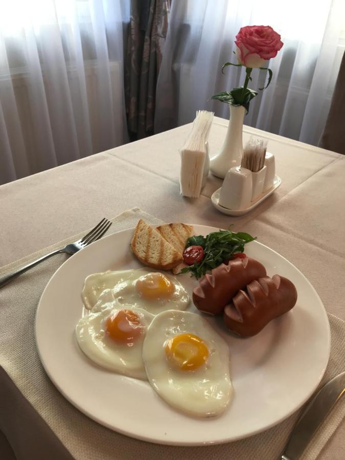 Melrose Hotel Ровно Экстерьер фото